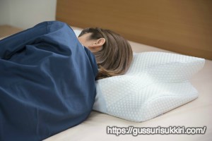 YOKONE2で横向きで寝ている女性
